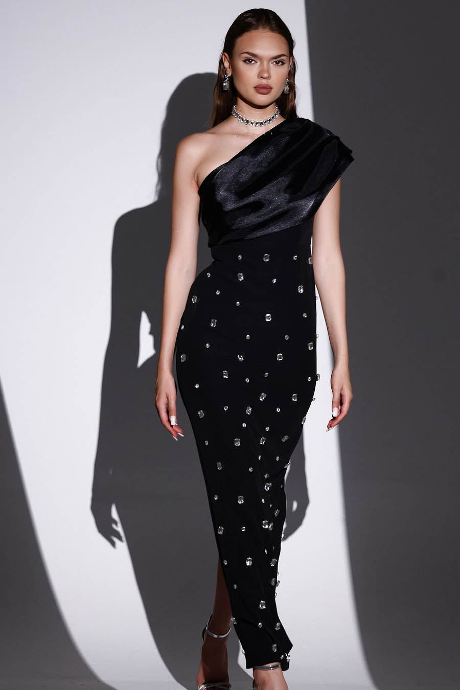 Vestito Midi con Spalline Inclinate e Strass