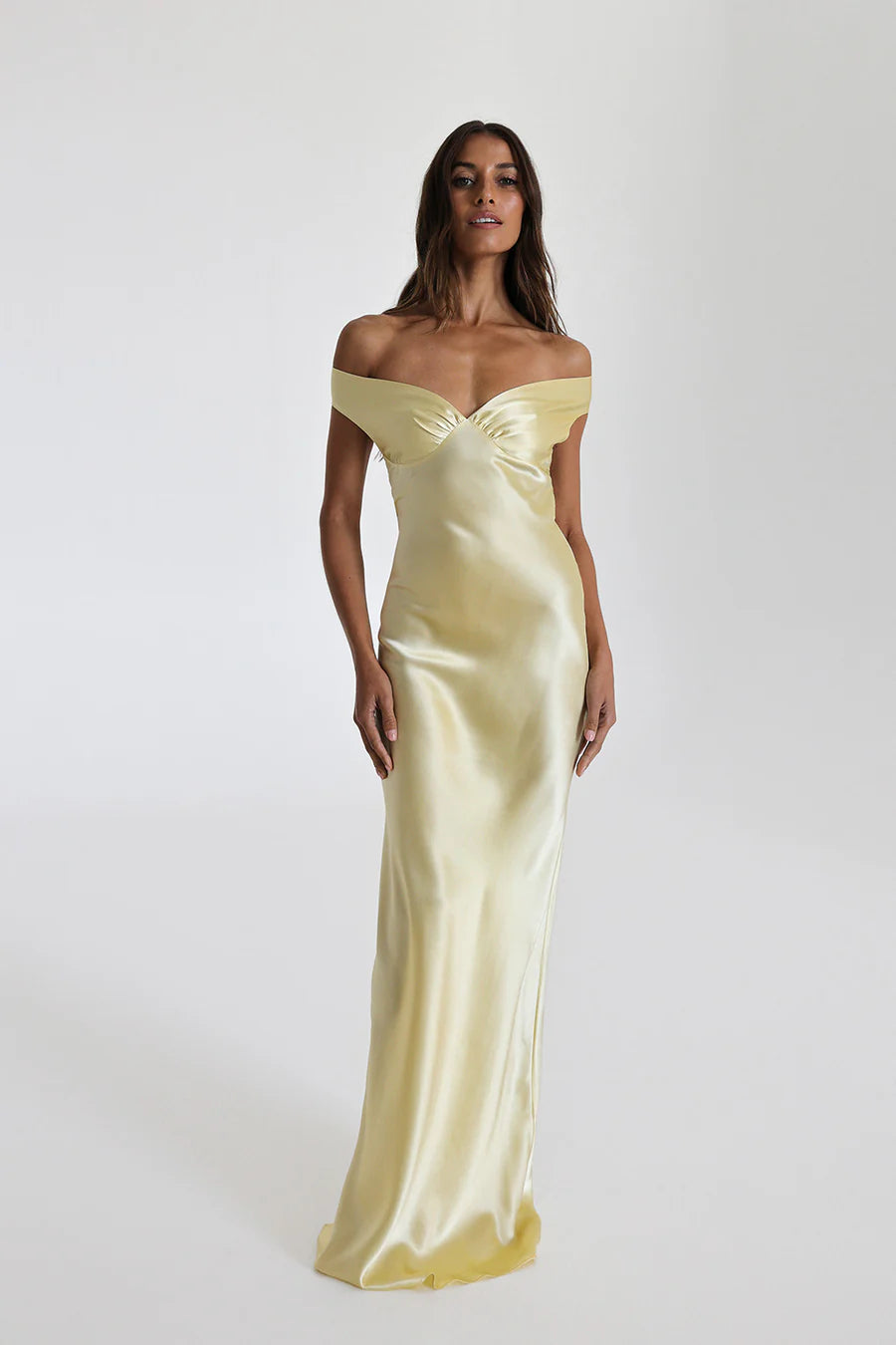 Vestito lungo in raso con spalle scoperte