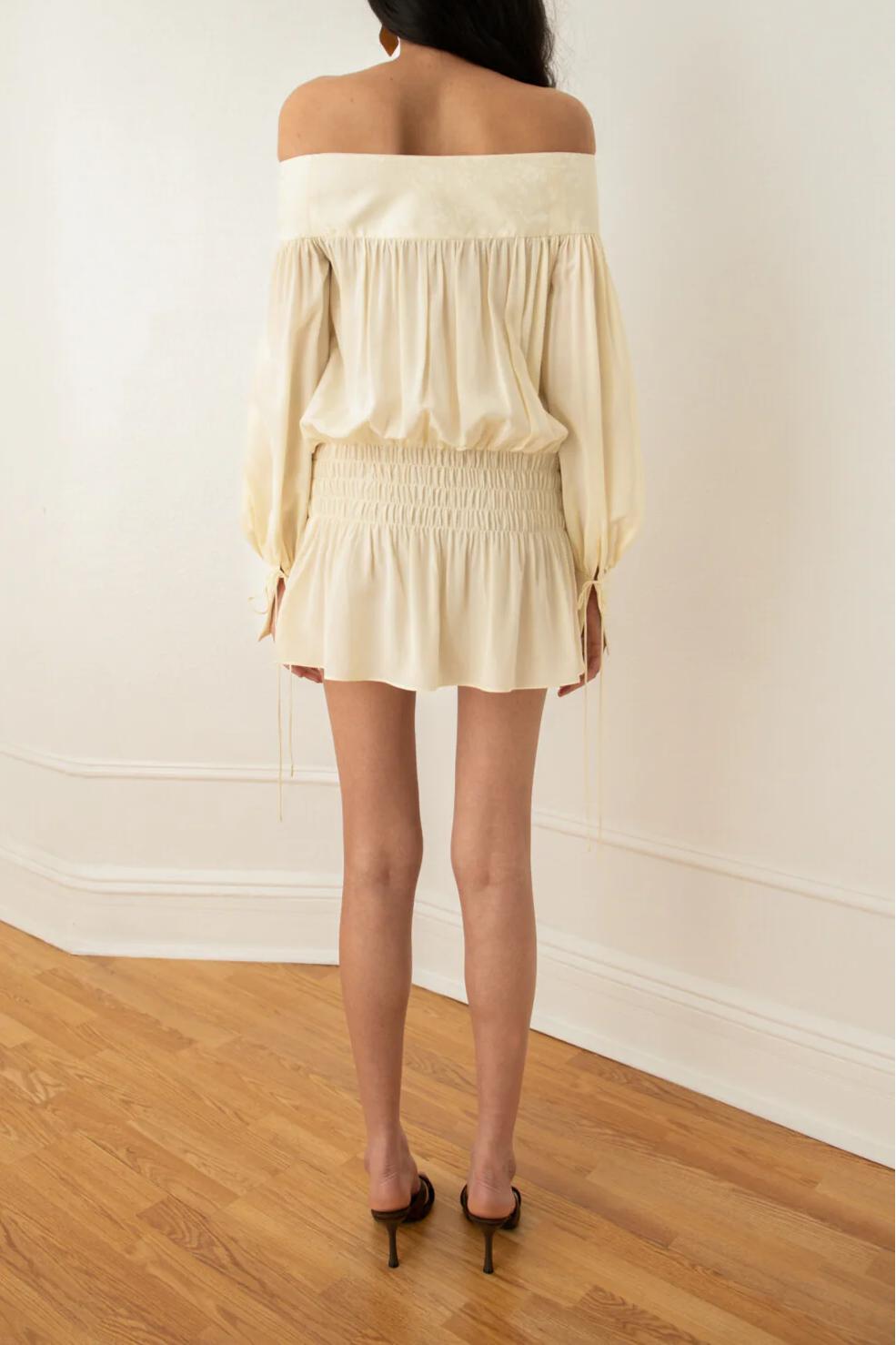 Vestito Cremoso con Spalle Scoperte