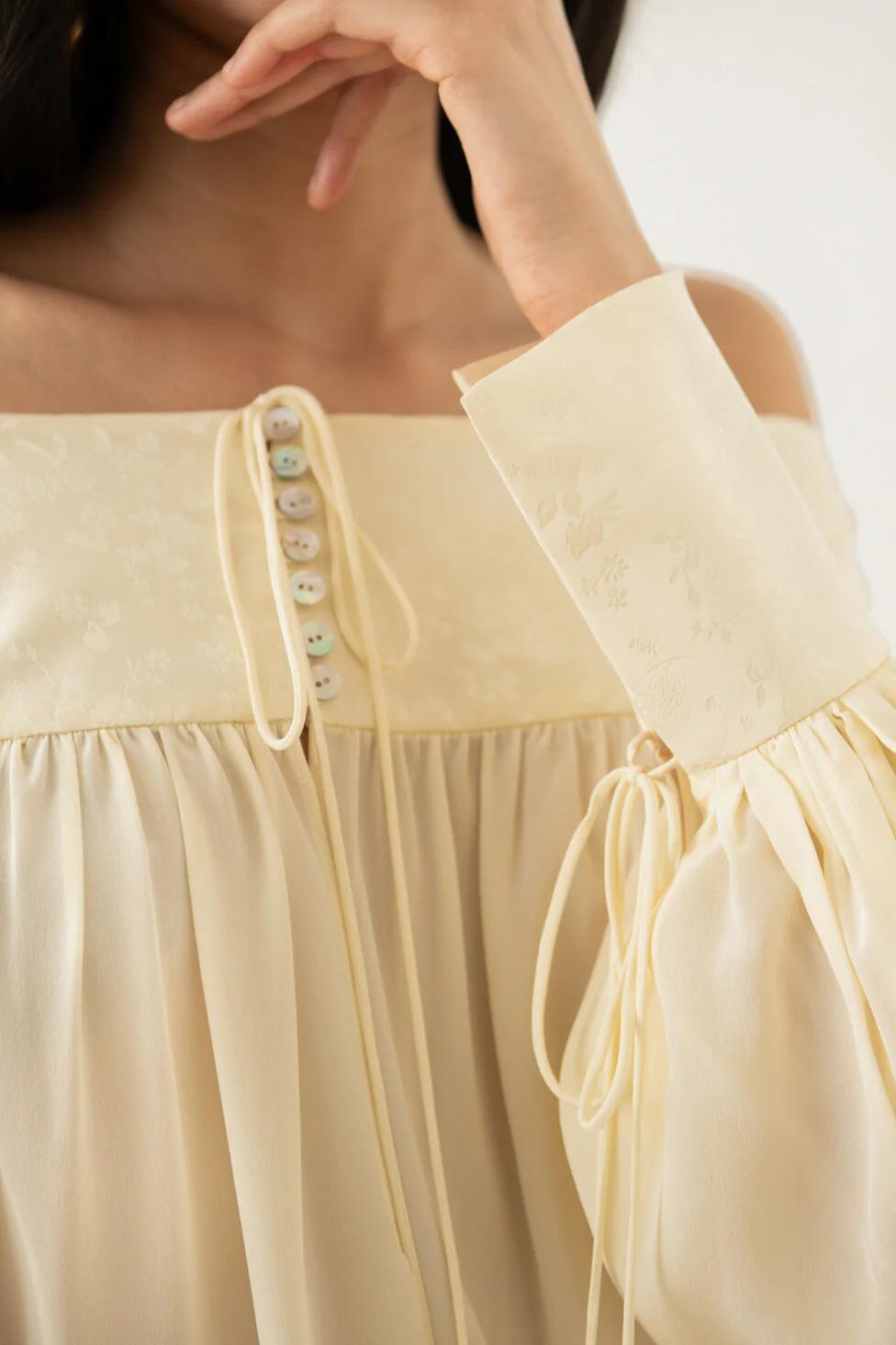 Vestito Cremoso con Spalle Scoperte