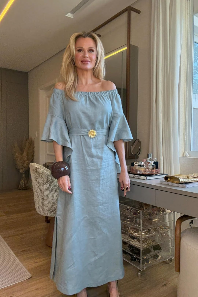 Vestito lungo morbido blu con spalle scoperte e maniche con volant
