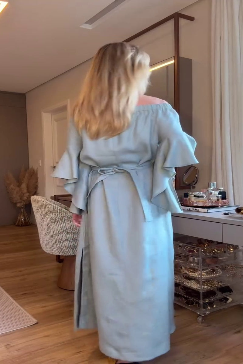 Vestito lungo morbido blu con spalle scoperte e maniche con volant