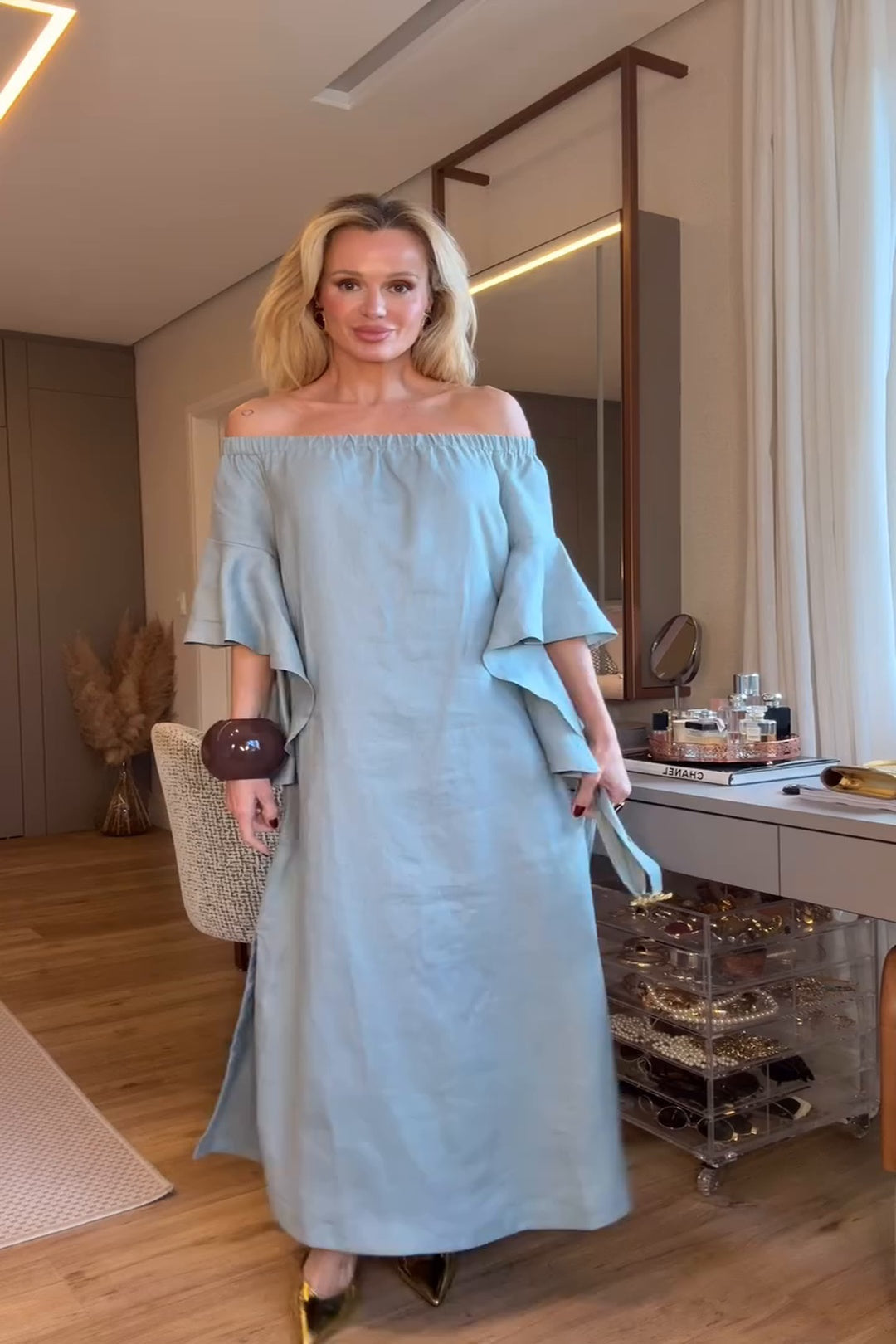 Vestito lungo morbido blu con spalle scoperte e maniche con volant