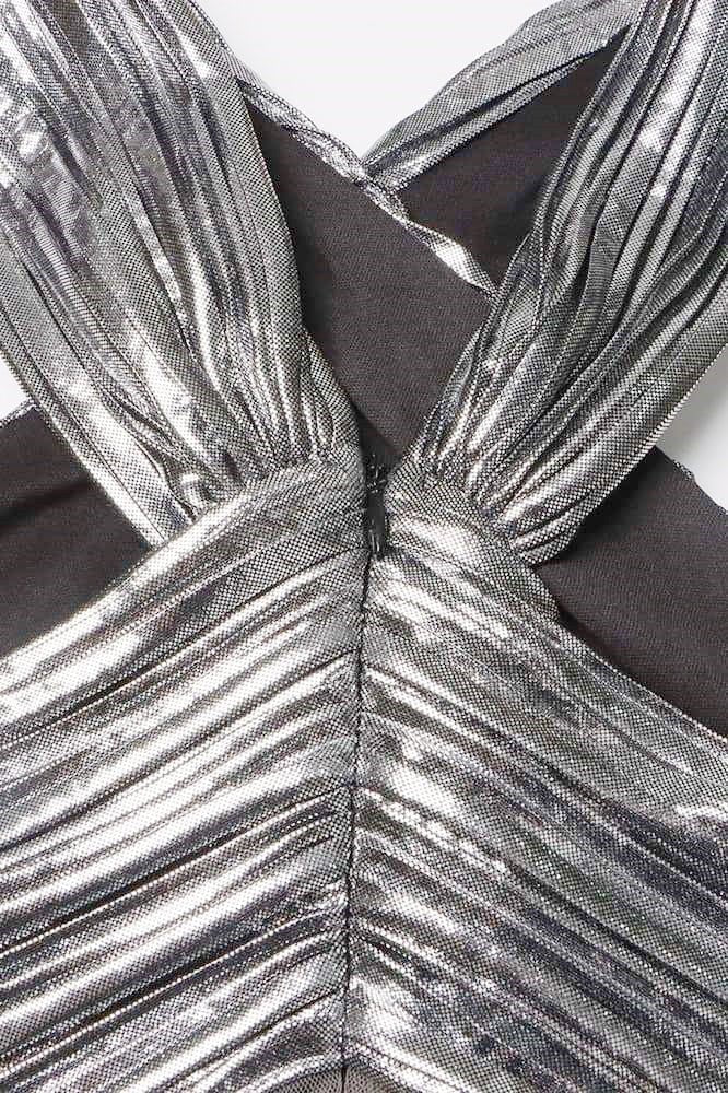 Abito lungo metallizzato con scollo a fascia e croce di Heloise