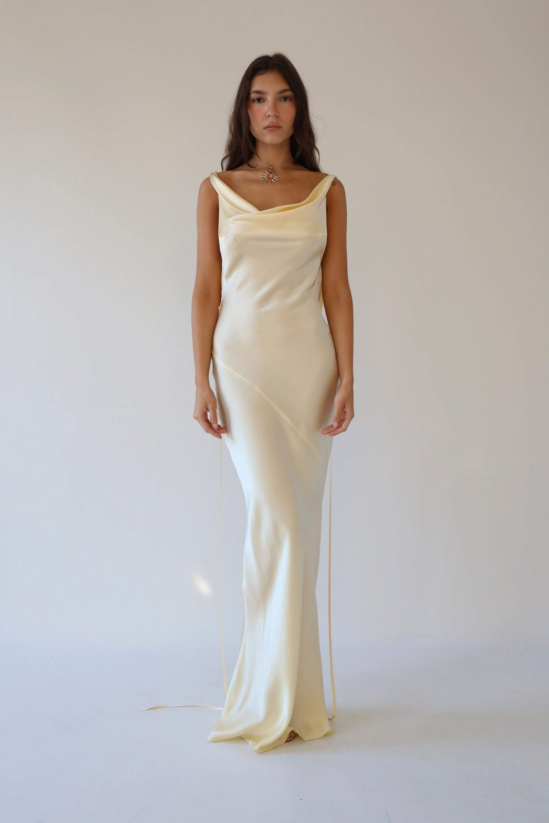 Vestito lungo in raso con spalle scoperte Persis Cowls