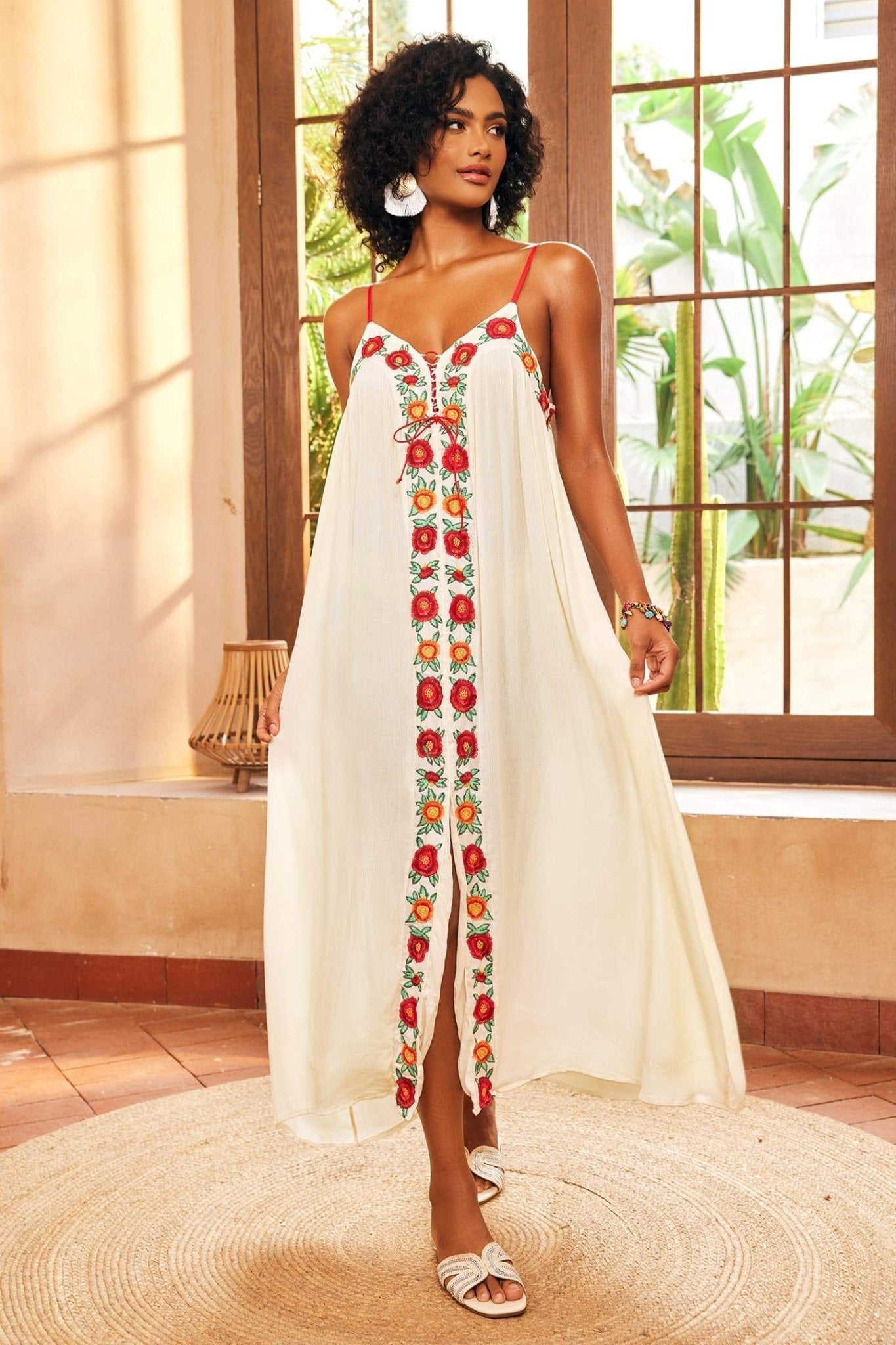 Vestito lungo stile slip con ricami floreali e scollo a V Mila