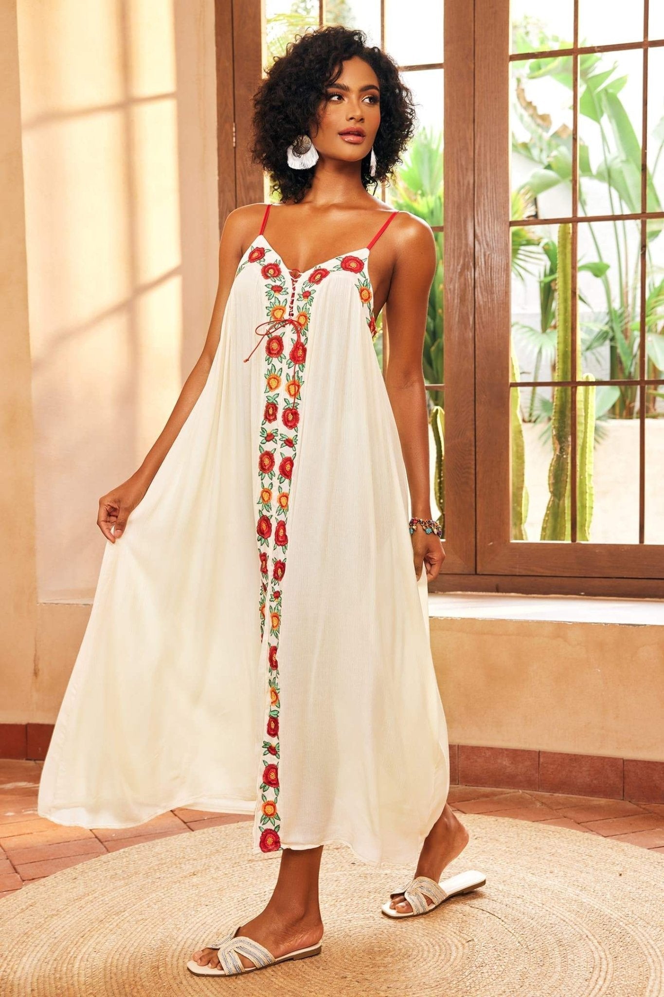 Vestito lungo stile slip con ricami floreali e scollo a V Mila