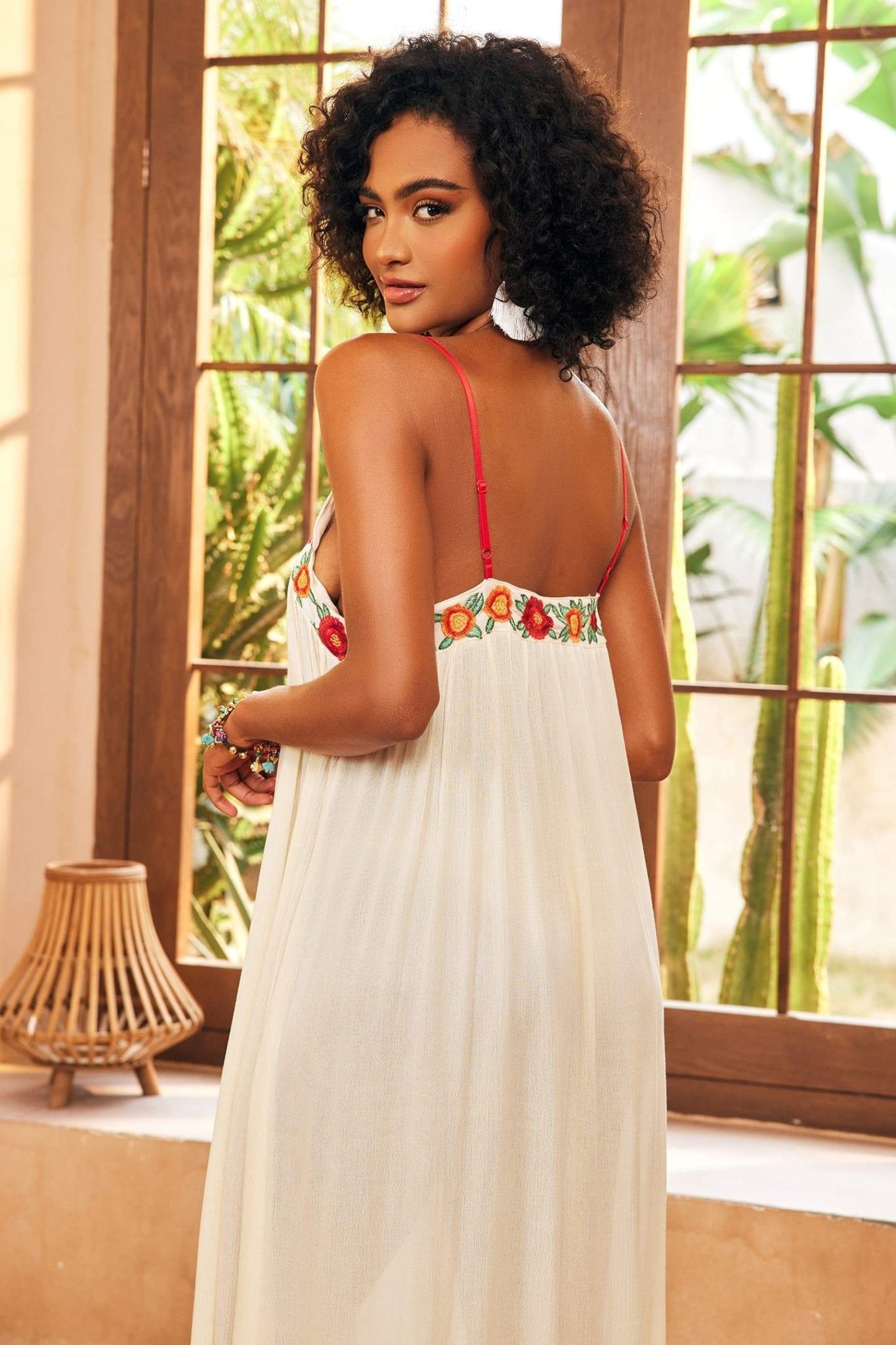 Vestito lungo stile slip con ricami floreali e scollo a V Mila