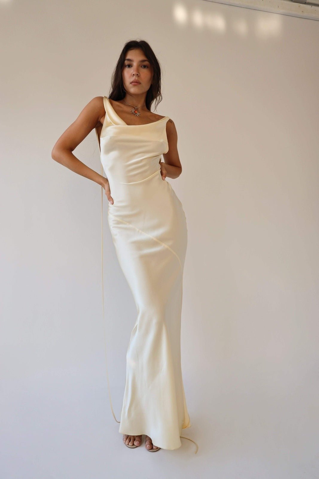 Vestito lungo in raso con spalle scoperte Persis Cowls