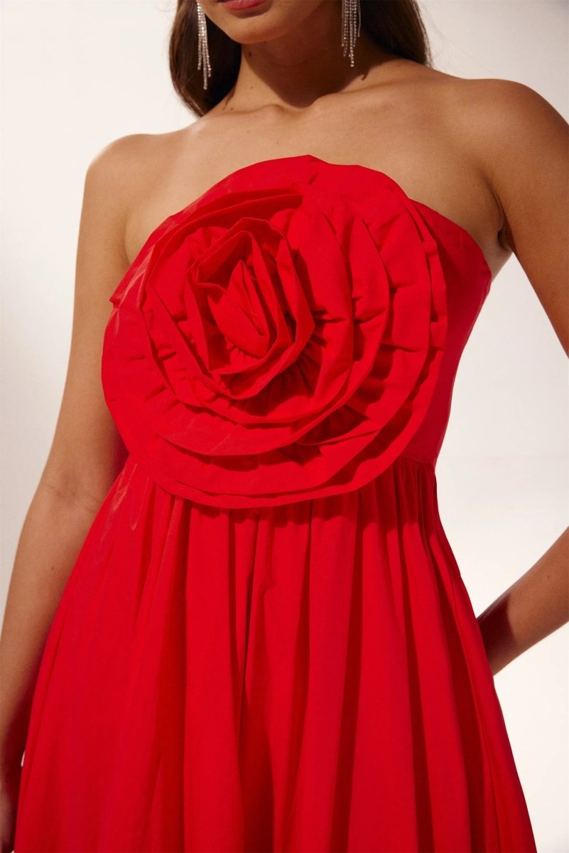 Vestito lungo massimo senza spalline con motivo floreale scolpito