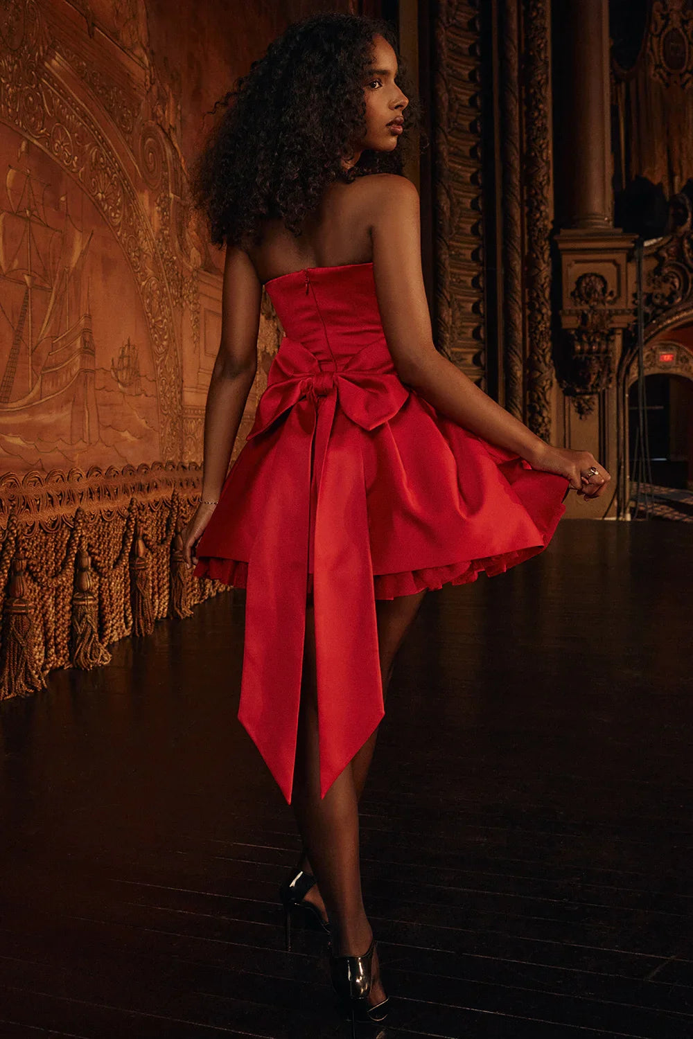 Vestito Mini in Broccato Rosso con Fiocco Rimovibile