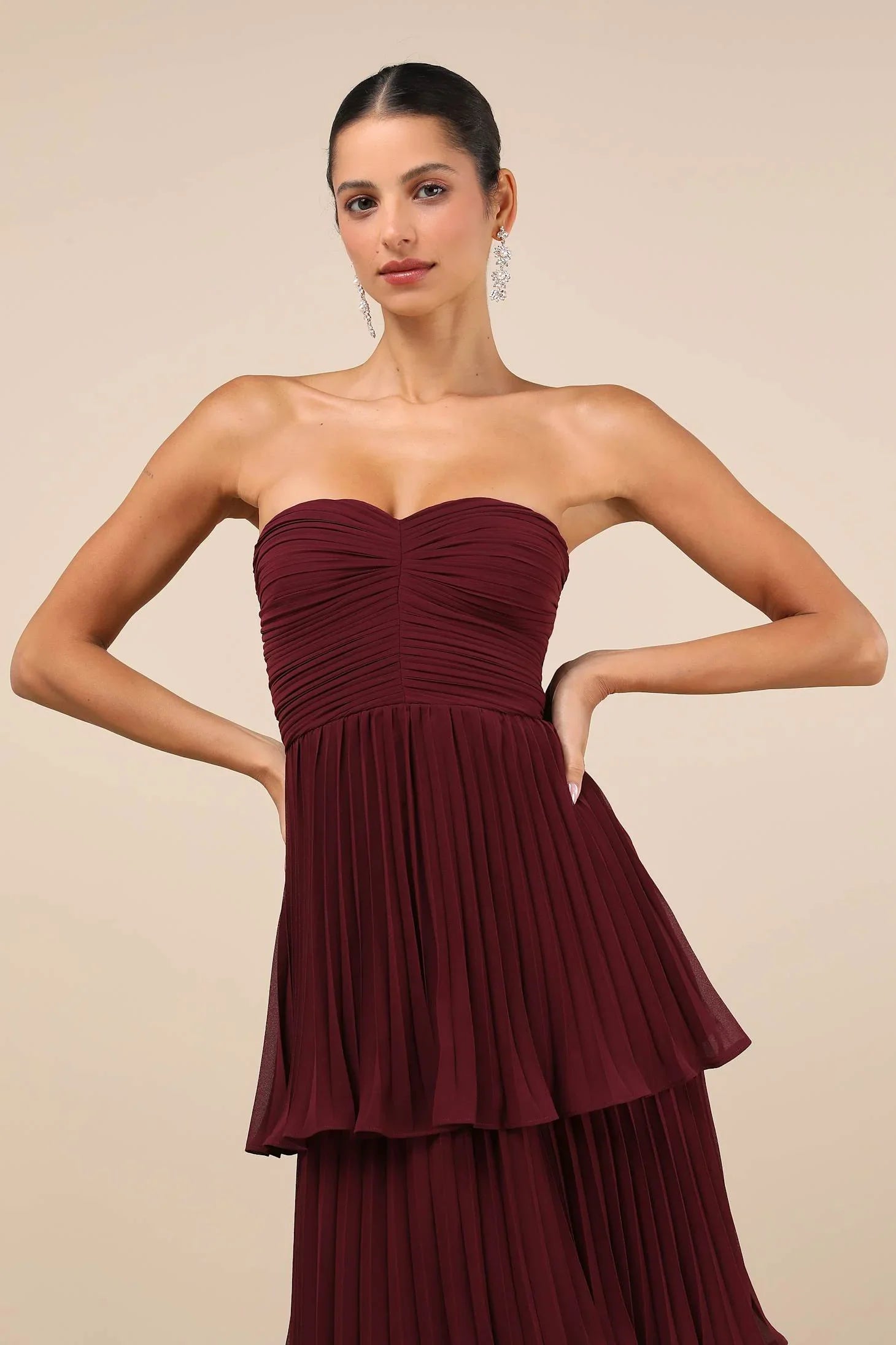 Vestito lungo a livelli senza spalline color prugna