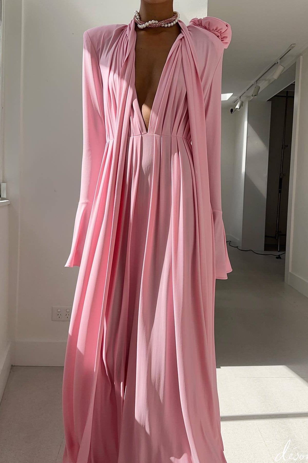 Vestito lungo di lusso vintage con scollo a V profondo a halter con taglio a rete e motivo floreale 3D
