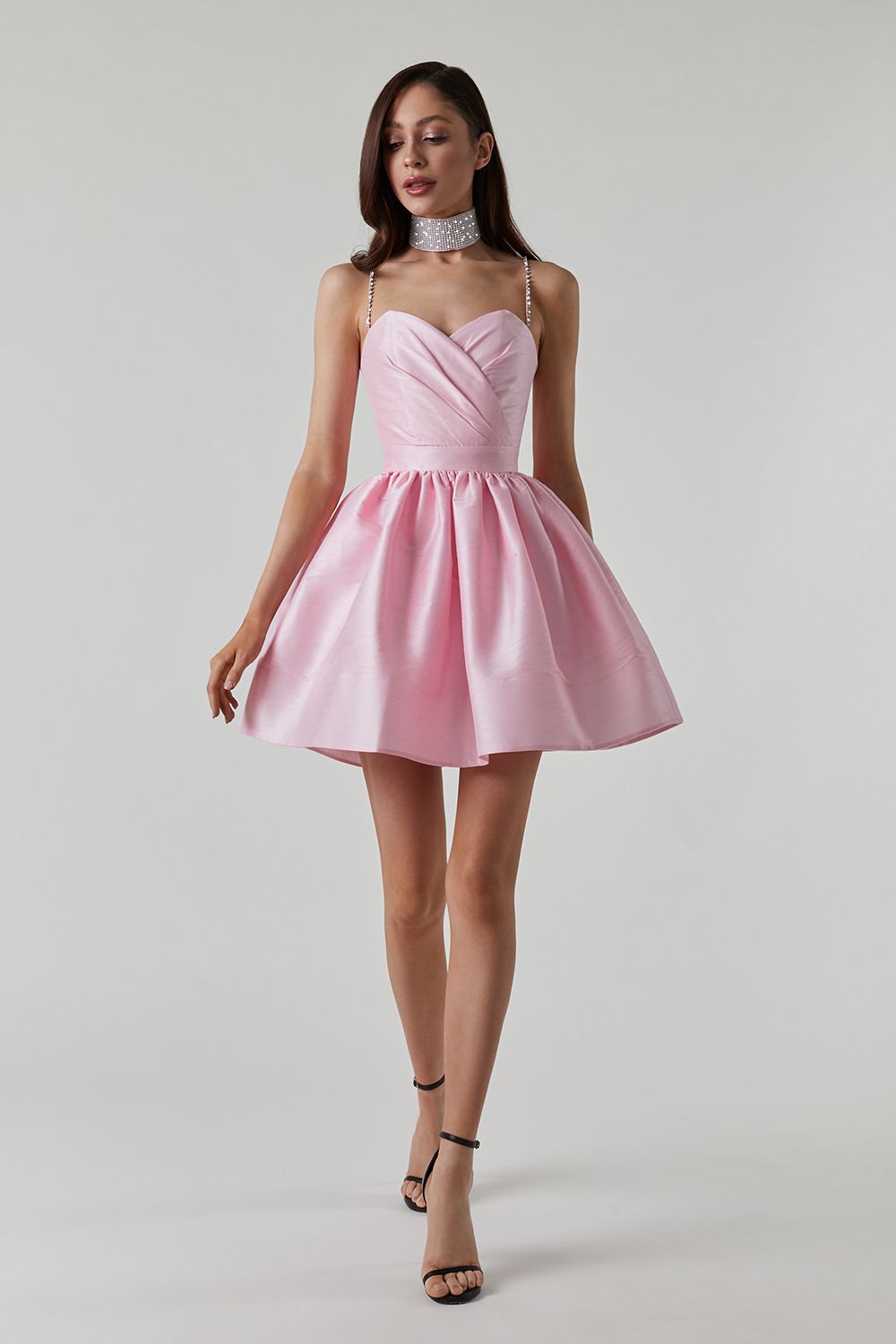 Vestito Mini Fluffy a Vita Alta con Pieghe e Riccioli