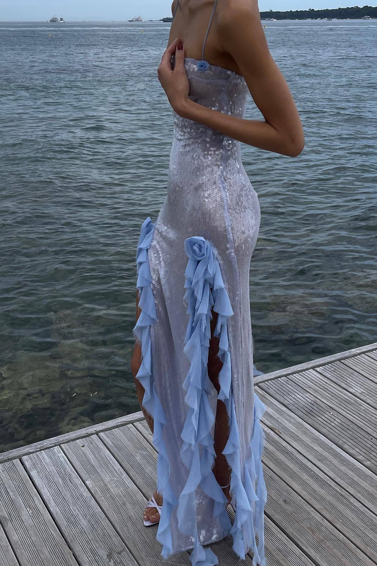 Vestito Midi in Tulle Trasparente con Spacco e Spaghetti di Paillette
