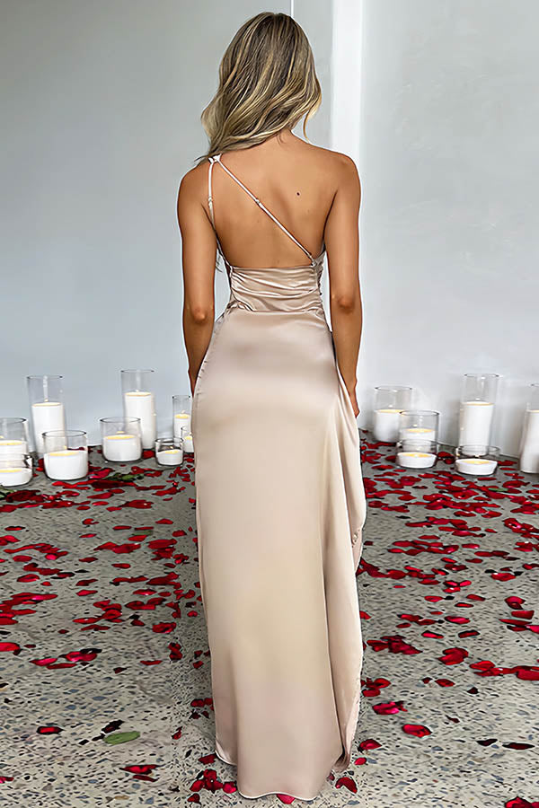 Abito lungo in satin con apertura