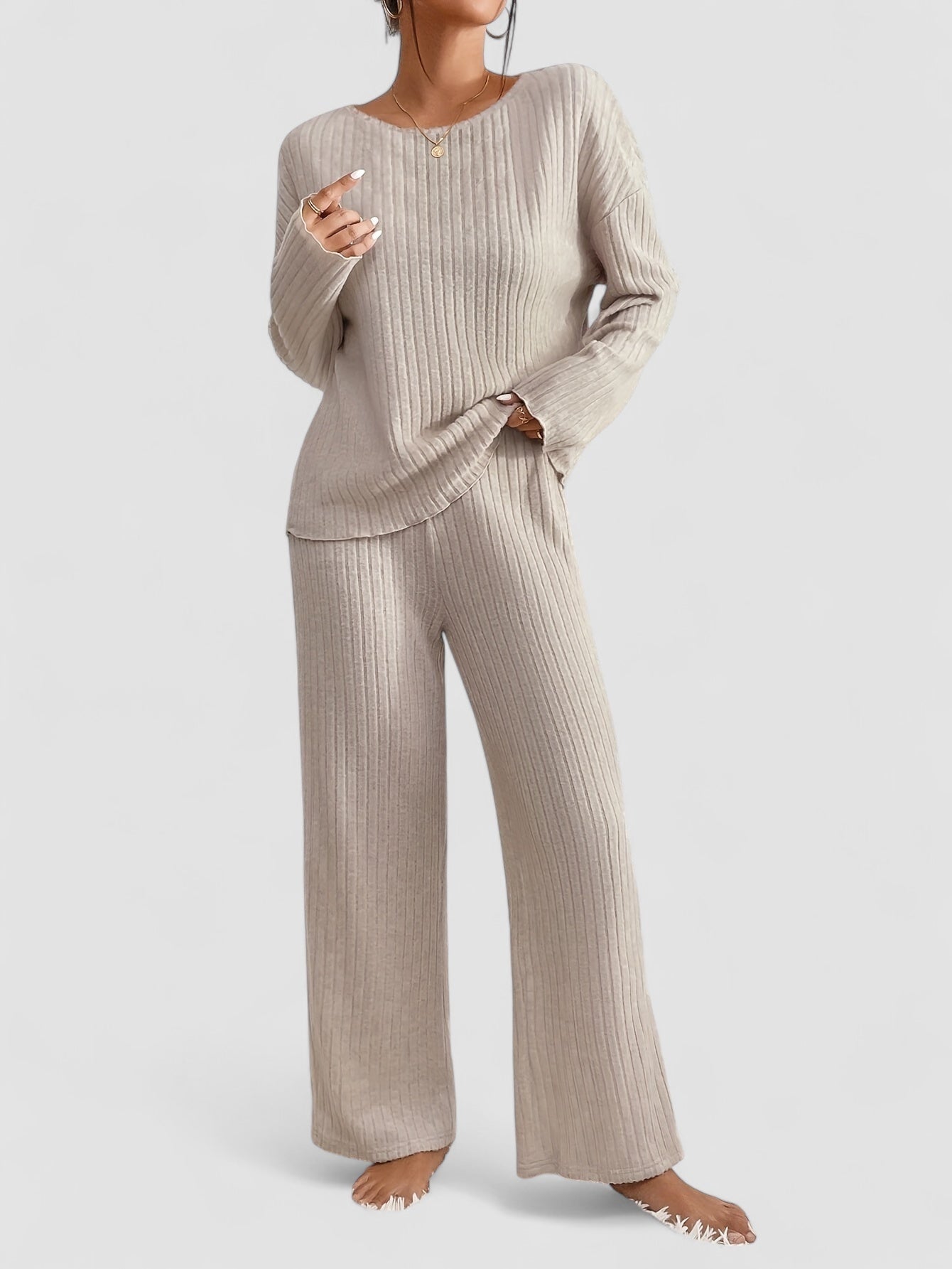 Set elegante per donna con maglione a coste e pantaloni dritti
