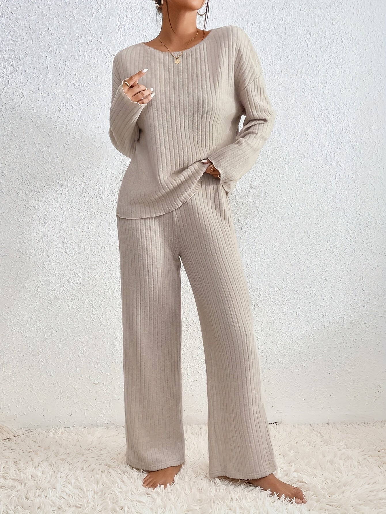 Set elegante per donna con maglione a coste e pantaloni dritti