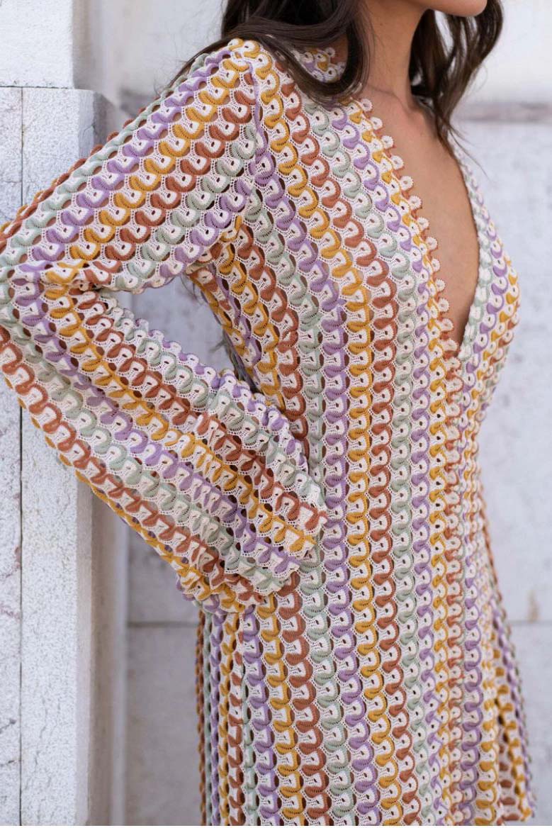 Vestito lungo bohémien con scollo a V, maniche a campana, motivo a onde a righe e crochet per vacanze in spiaggia