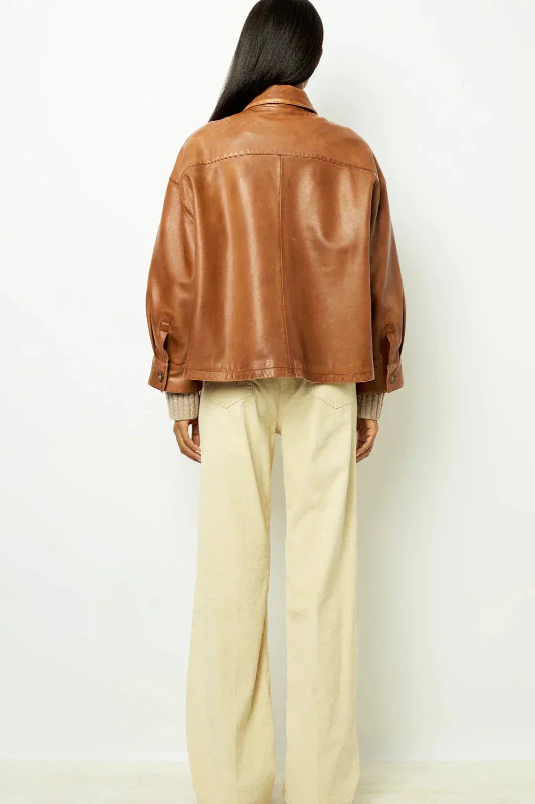 Cappotto Corto in Pelle Minimalista a Taglio Rovente