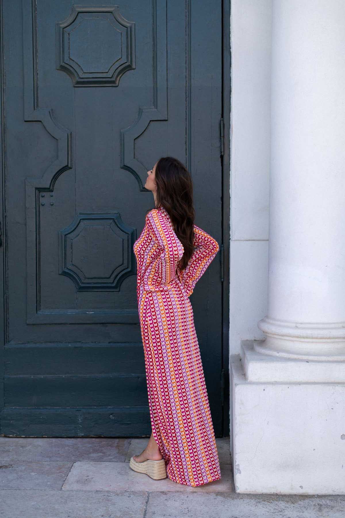 Vestito lungo bohémien con scollo a V, maniche a campana, motivo a onde a righe e crochet per vacanze in spiaggia