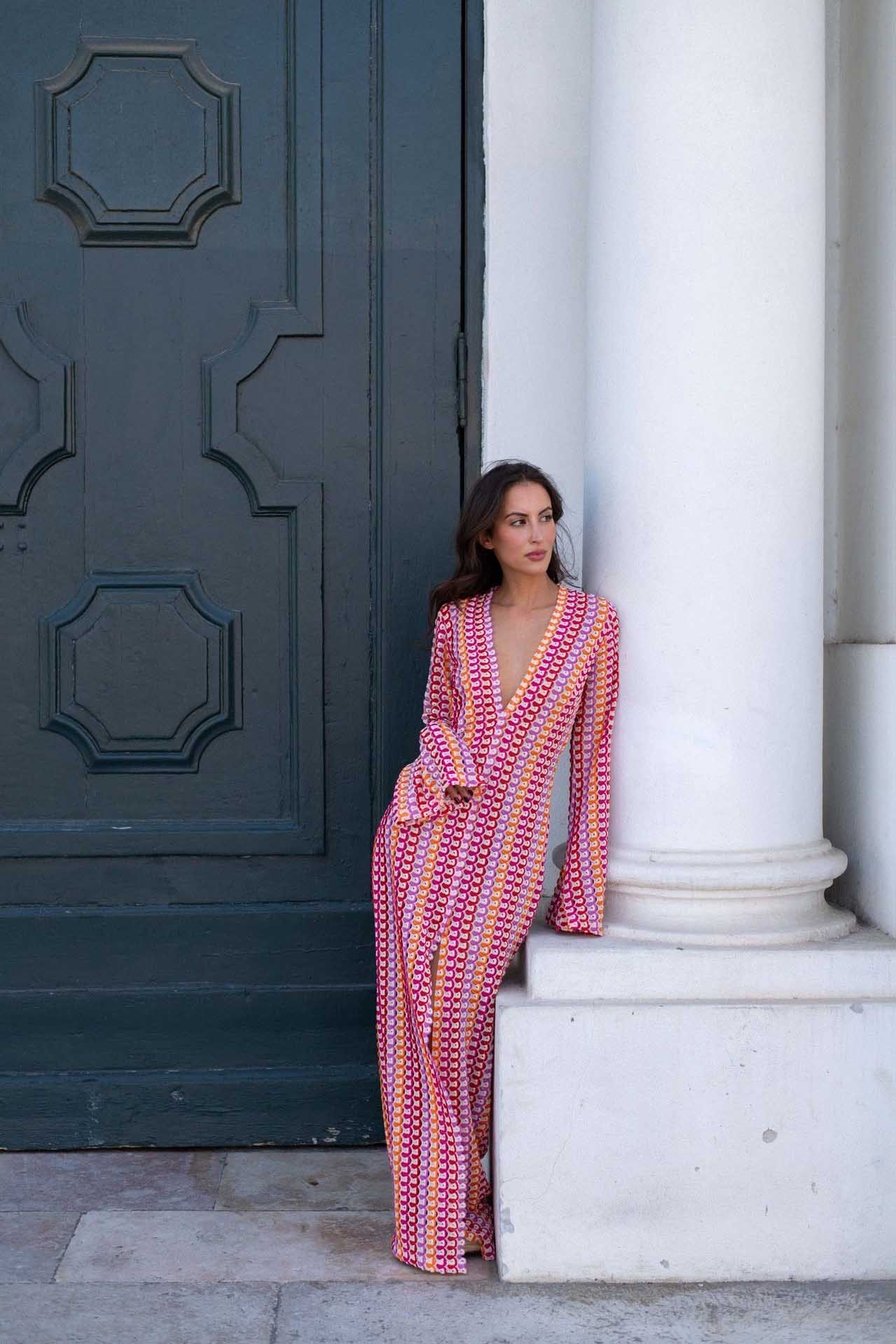 Vestito lungo bohémien con scollo a V, maniche a campana, motivo a onde a righe e crochet per vacanze in spiaggia
