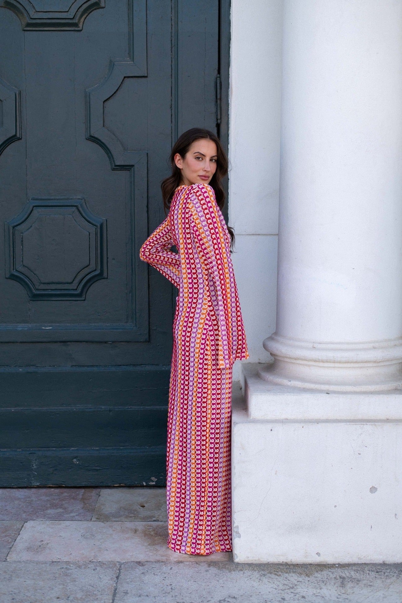 Vestito lungo bohémien con scollo a V, maniche a campana, motivo a onde a righe e crochet per vacanze in spiaggia