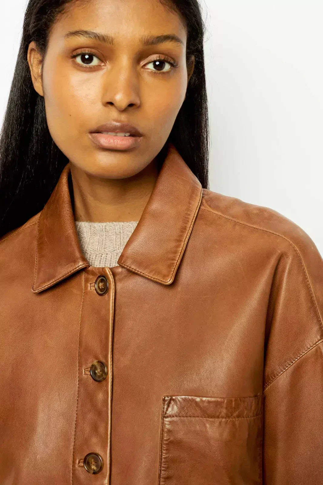 Cappotto Corto in Pelle Minimalista a Taglio Rovente