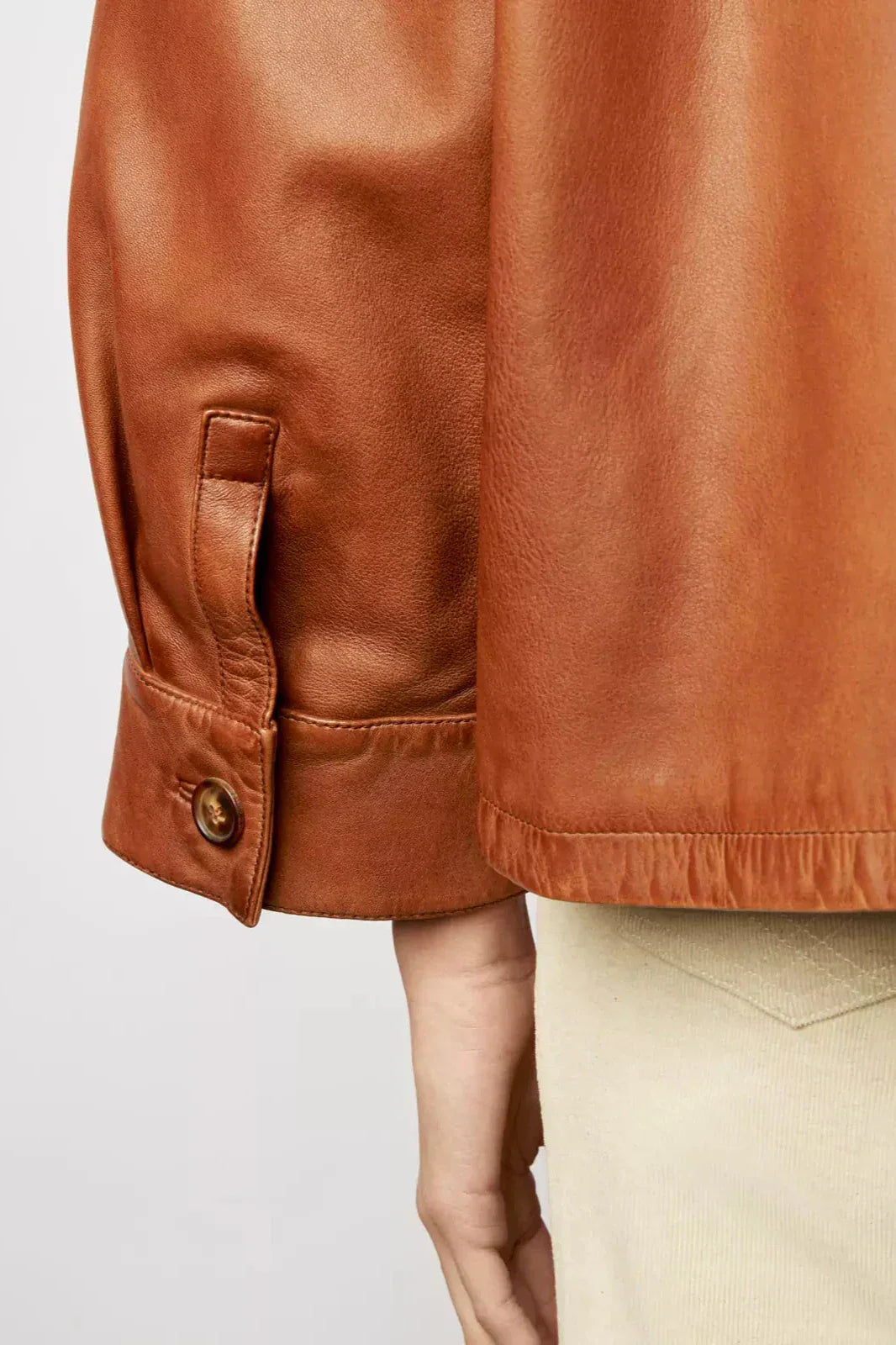 Cappotto Corto in Pelle Minimalista a Taglio Rovente