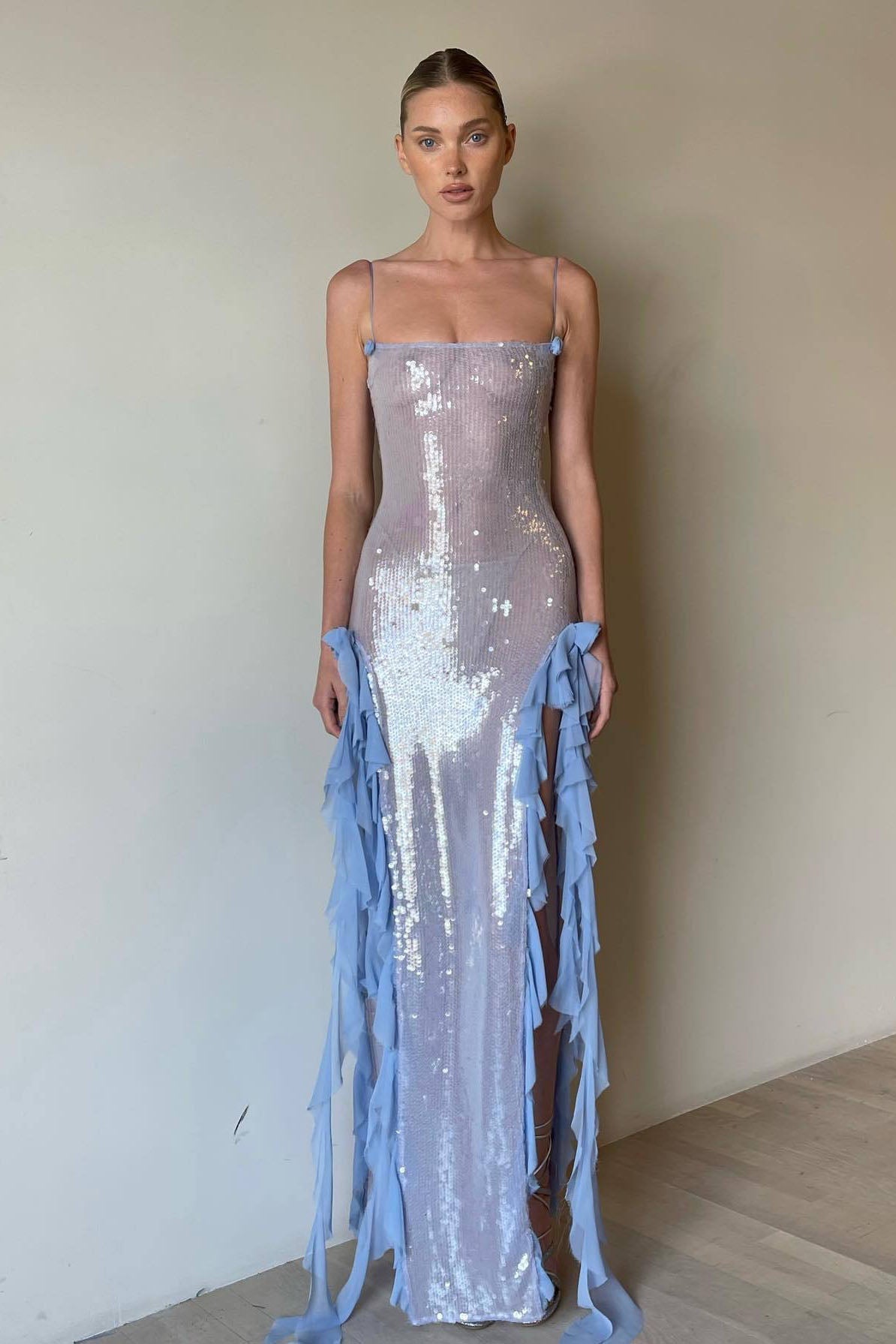 Vestito Midi in Tulle Trasparente con Spacco e Spaghetti di Paillette