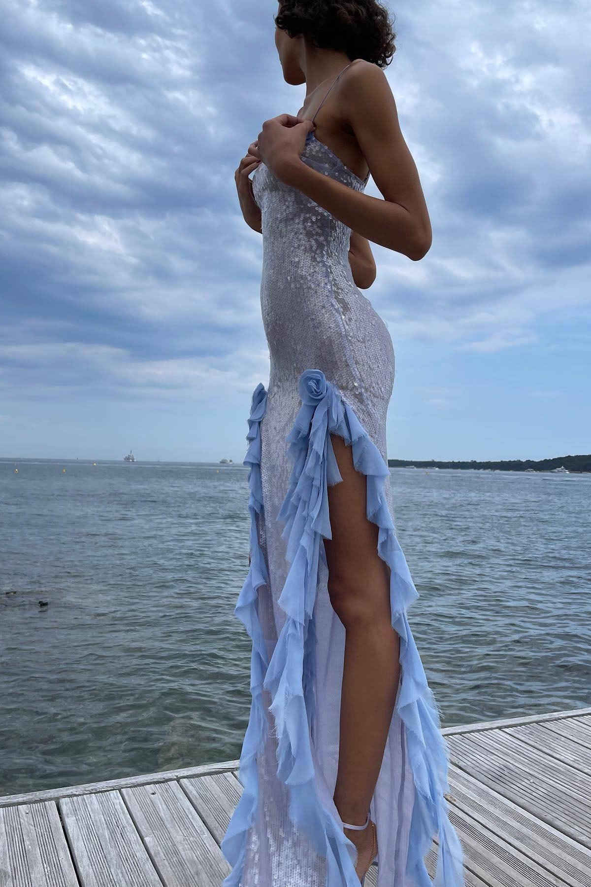Vestito Midi in Tulle Trasparente con Spacco e Spaghetti di Paillette