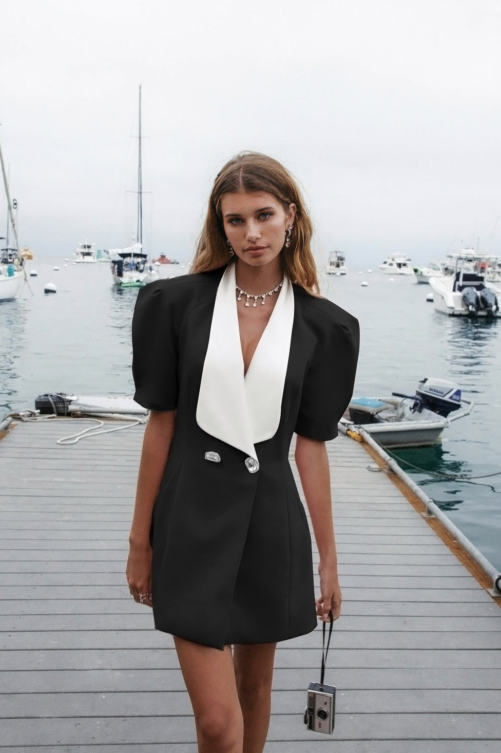 Vestito Mini Elsie con scollo a V senza schiena e fiocco
