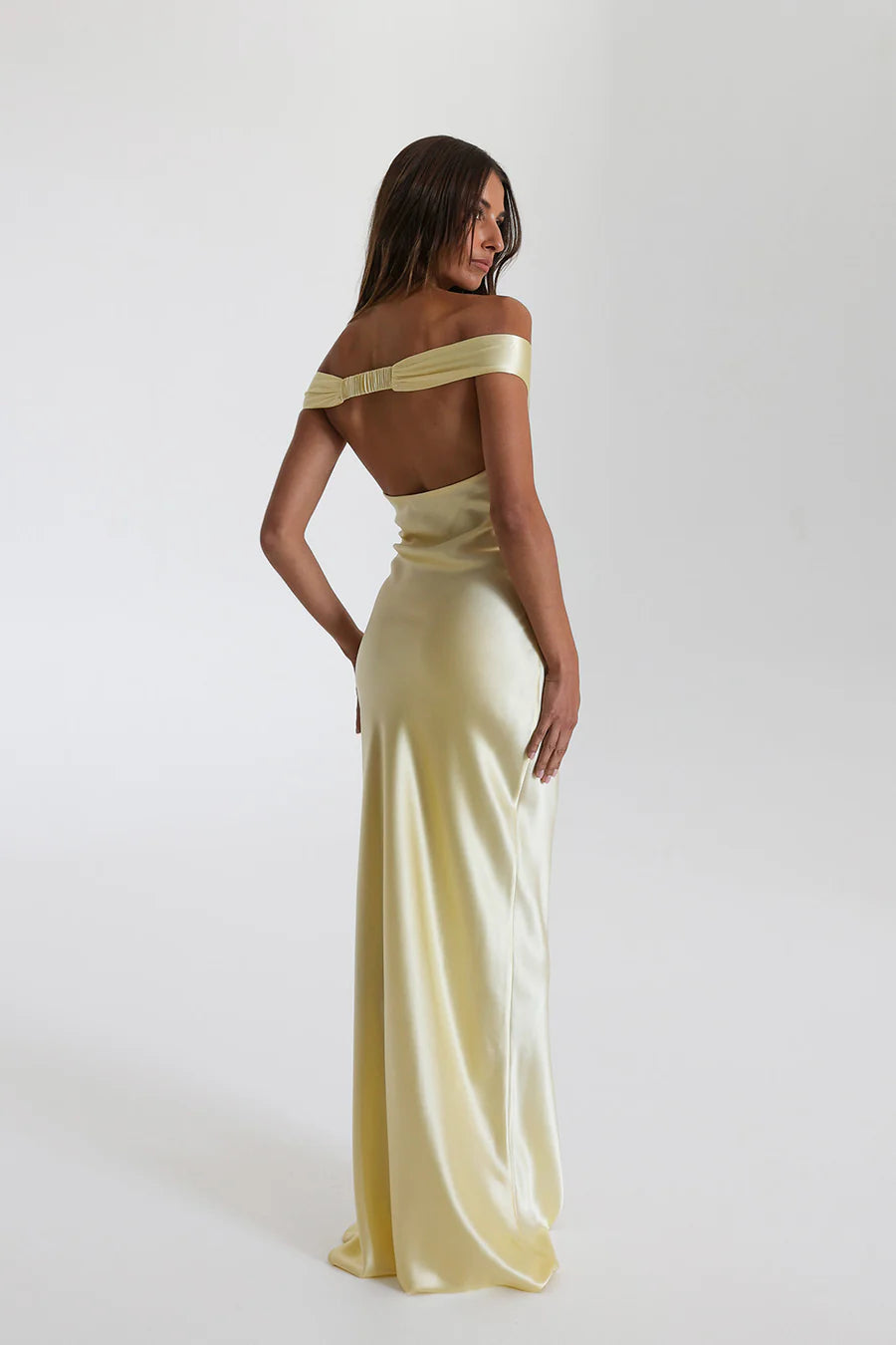 Vestito lungo in raso con spalle scoperte