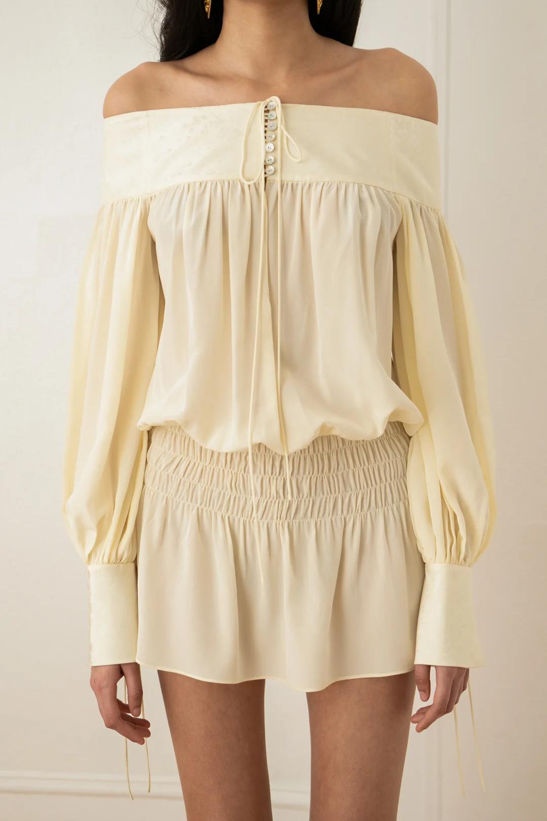 Vestito Cremoso con Spalle Scoperte