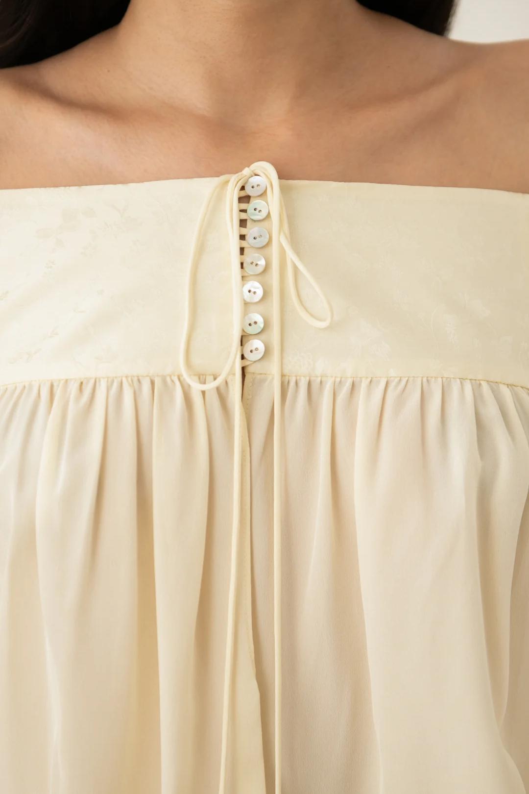 Vestito Cremoso con Spalle Scoperte