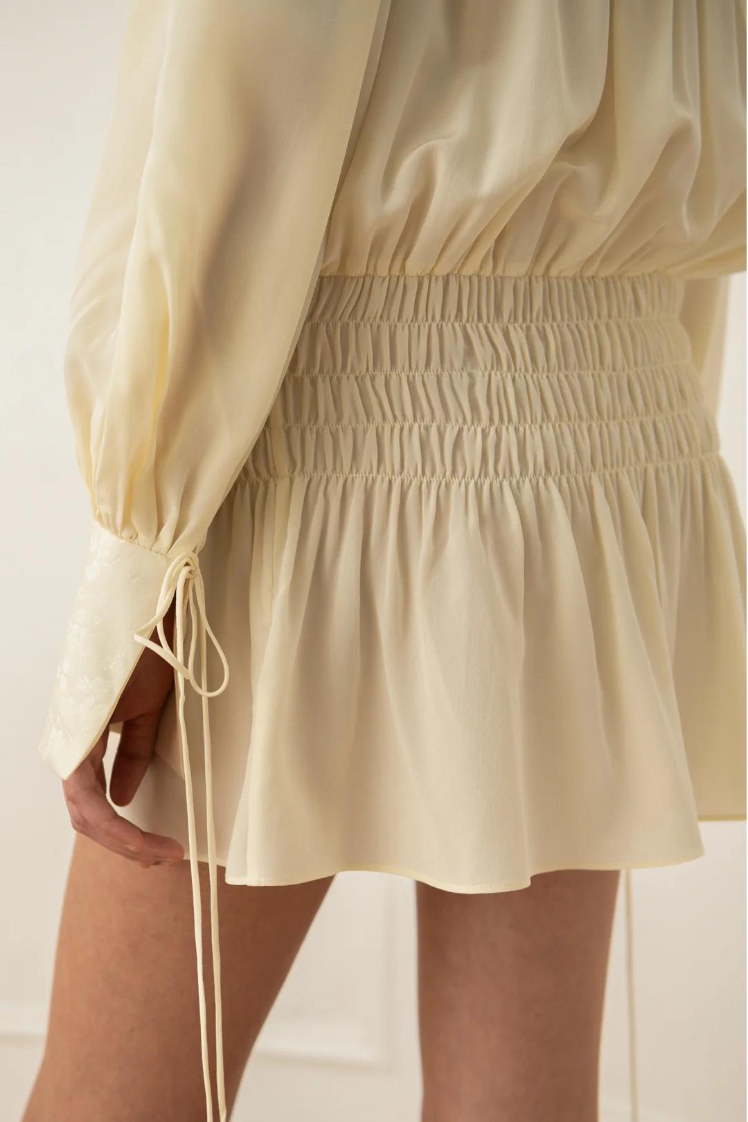 Vestito Cremoso con Spalle Scoperte
