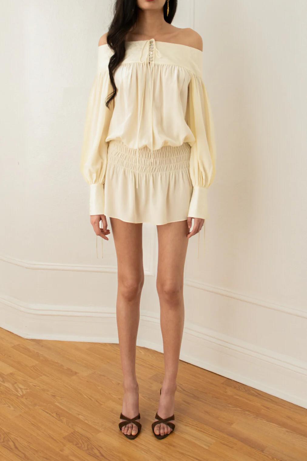 Vestito Cremoso con Spalle Scoperte