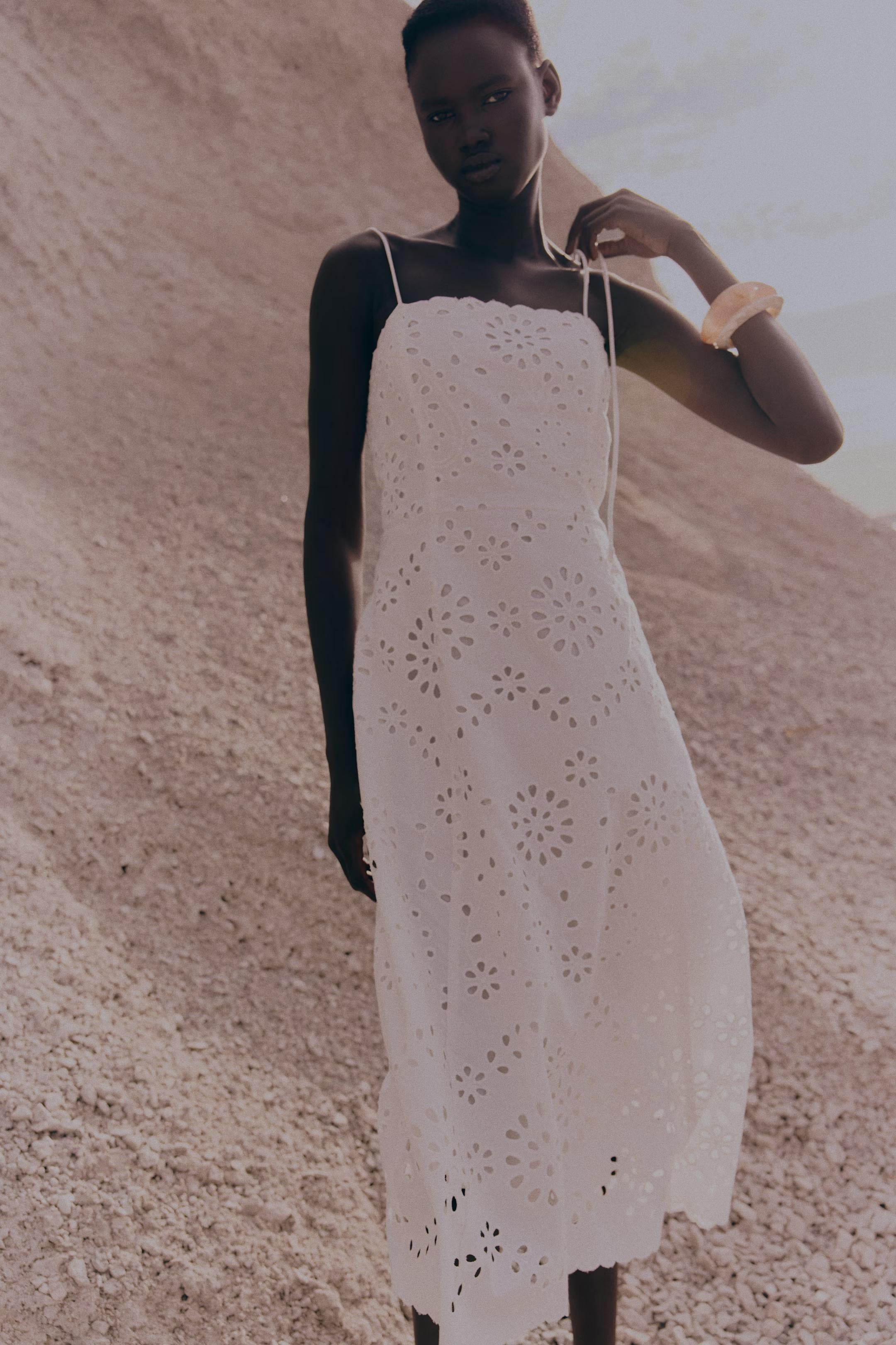 Vestito Midi bianco con spacchi e spalline a spaghetto