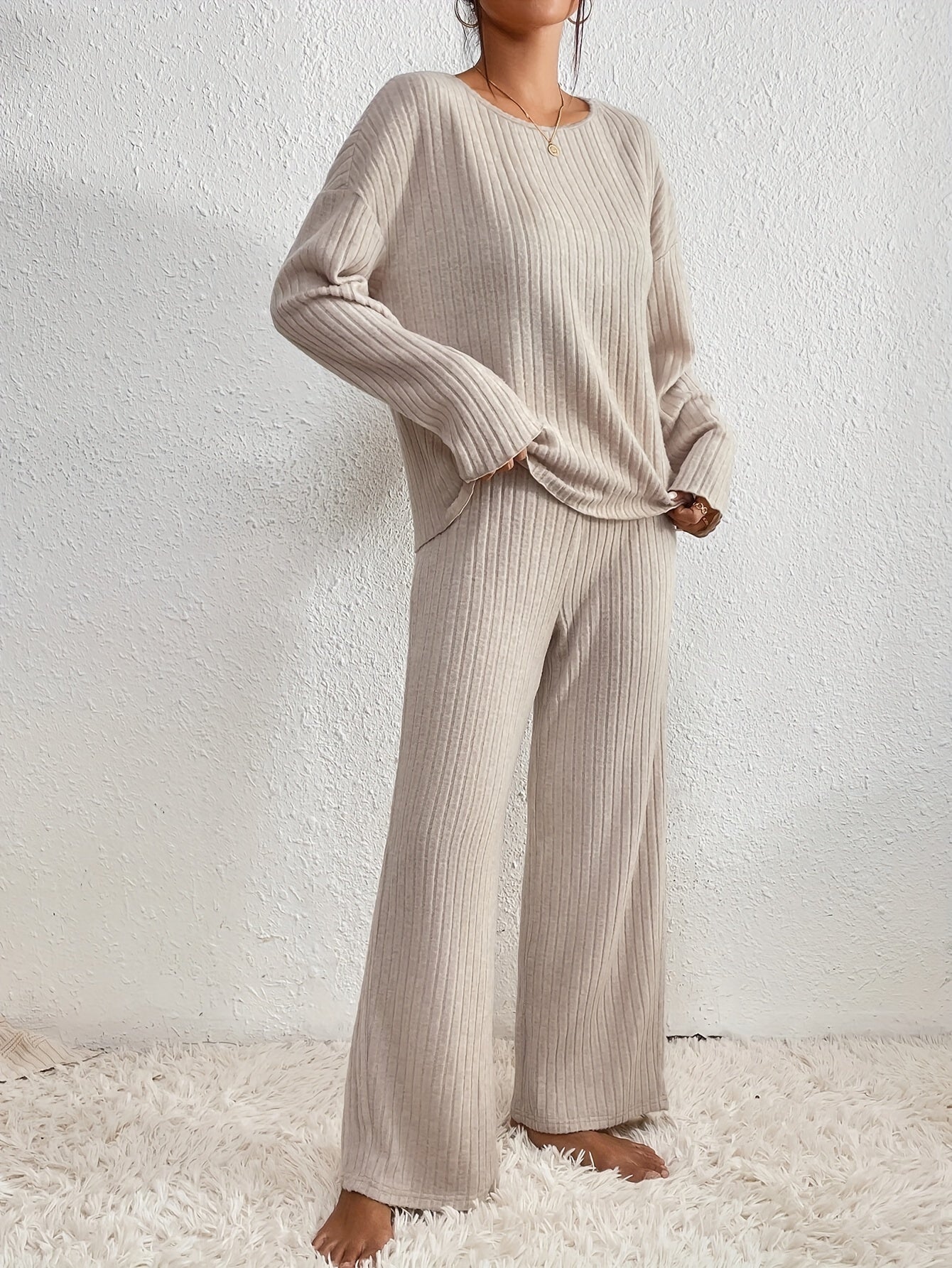 Set elegante per donna con maglione a coste e pantaloni dritti