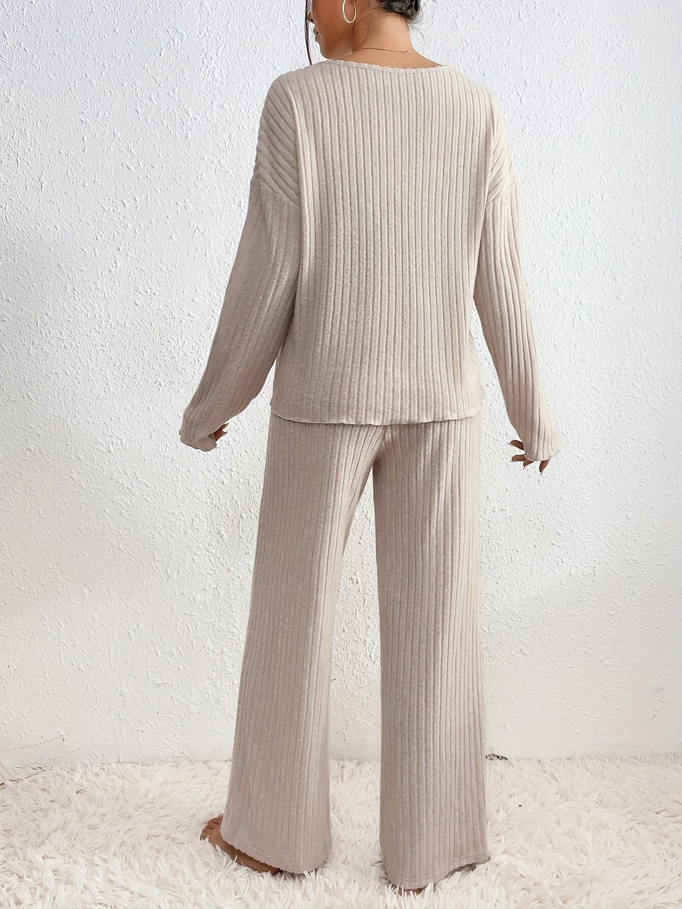 Set elegante per donna con maglione a coste e pantaloni dritti