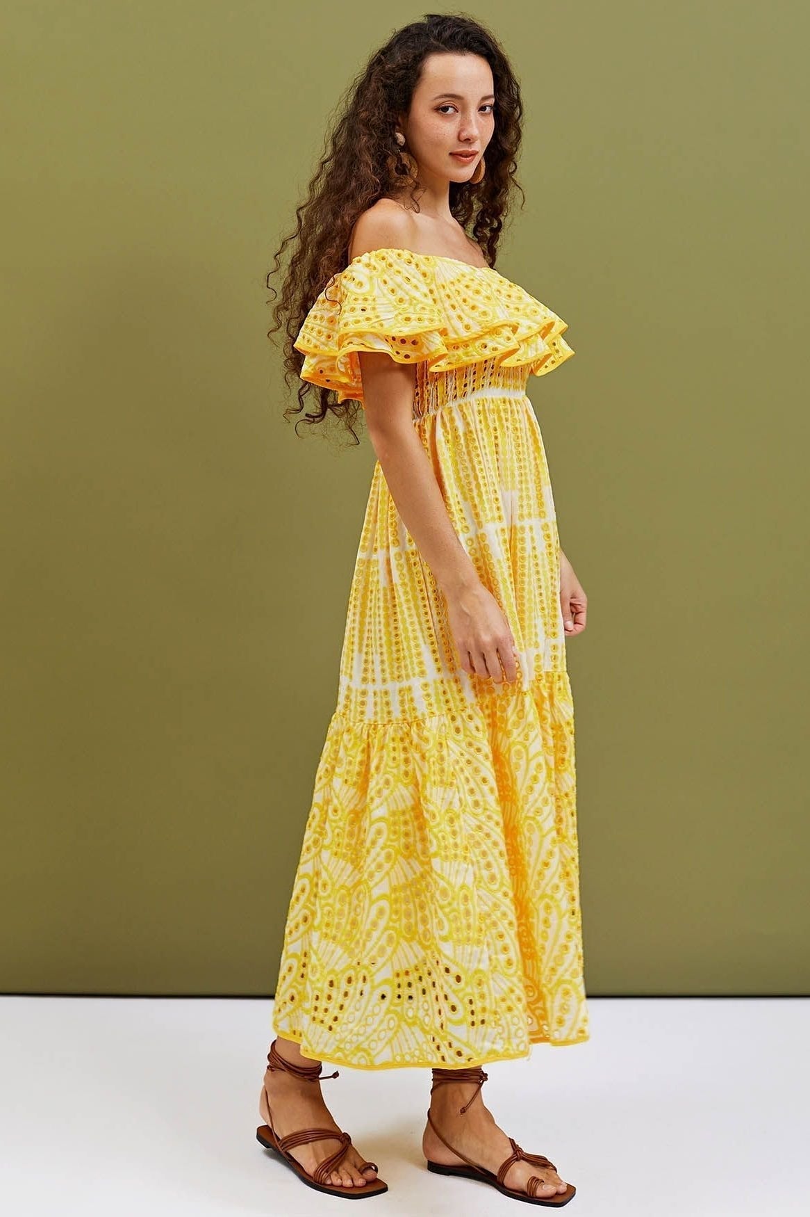 Vestito midi svasato in pizzo traforato con spalle scoperte e gonna a campana con ricami Dolly
