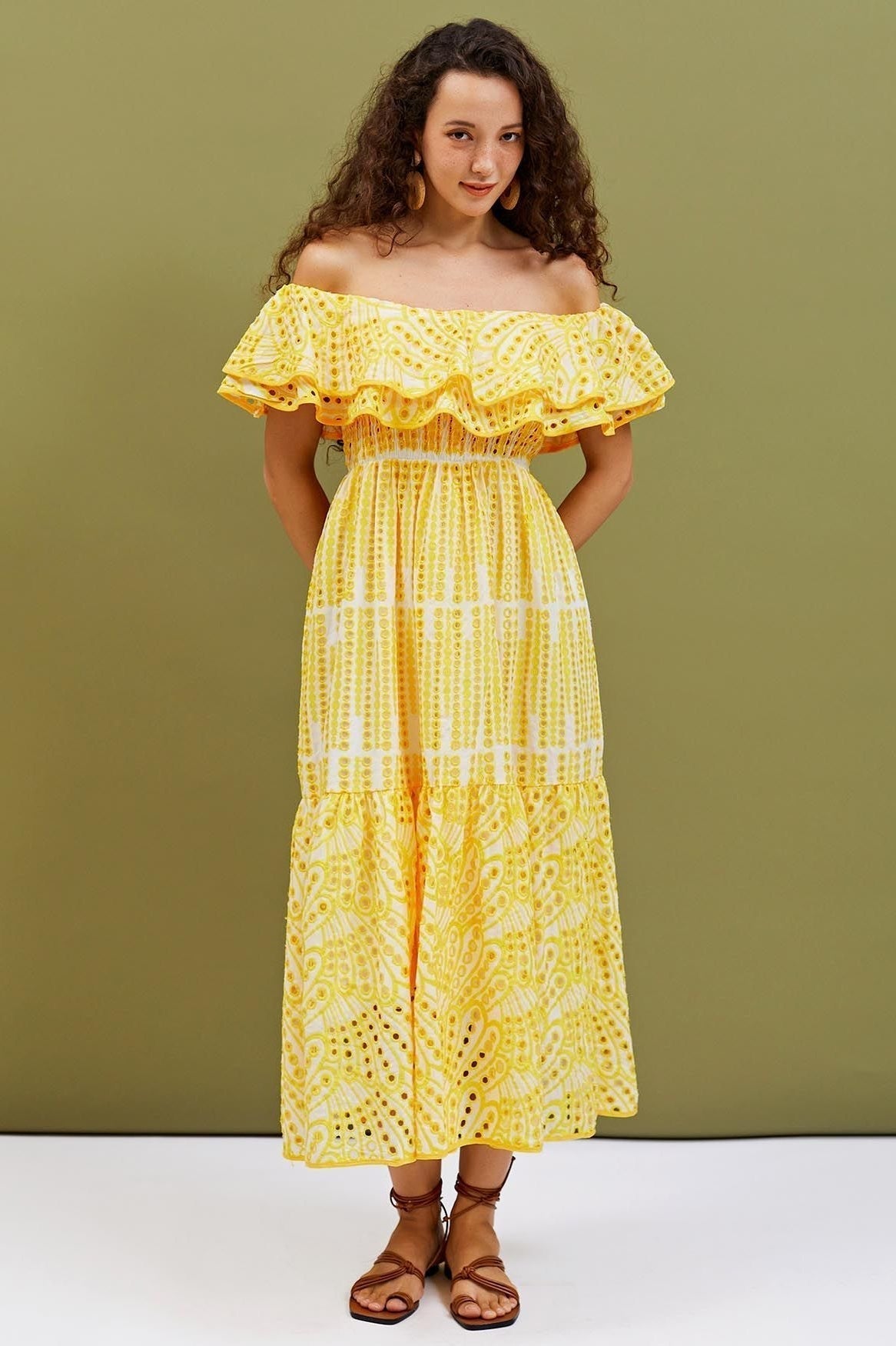 Vestito midi svasato in pizzo traforato con spalle scoperte e gonna a campana con ricami Dolly