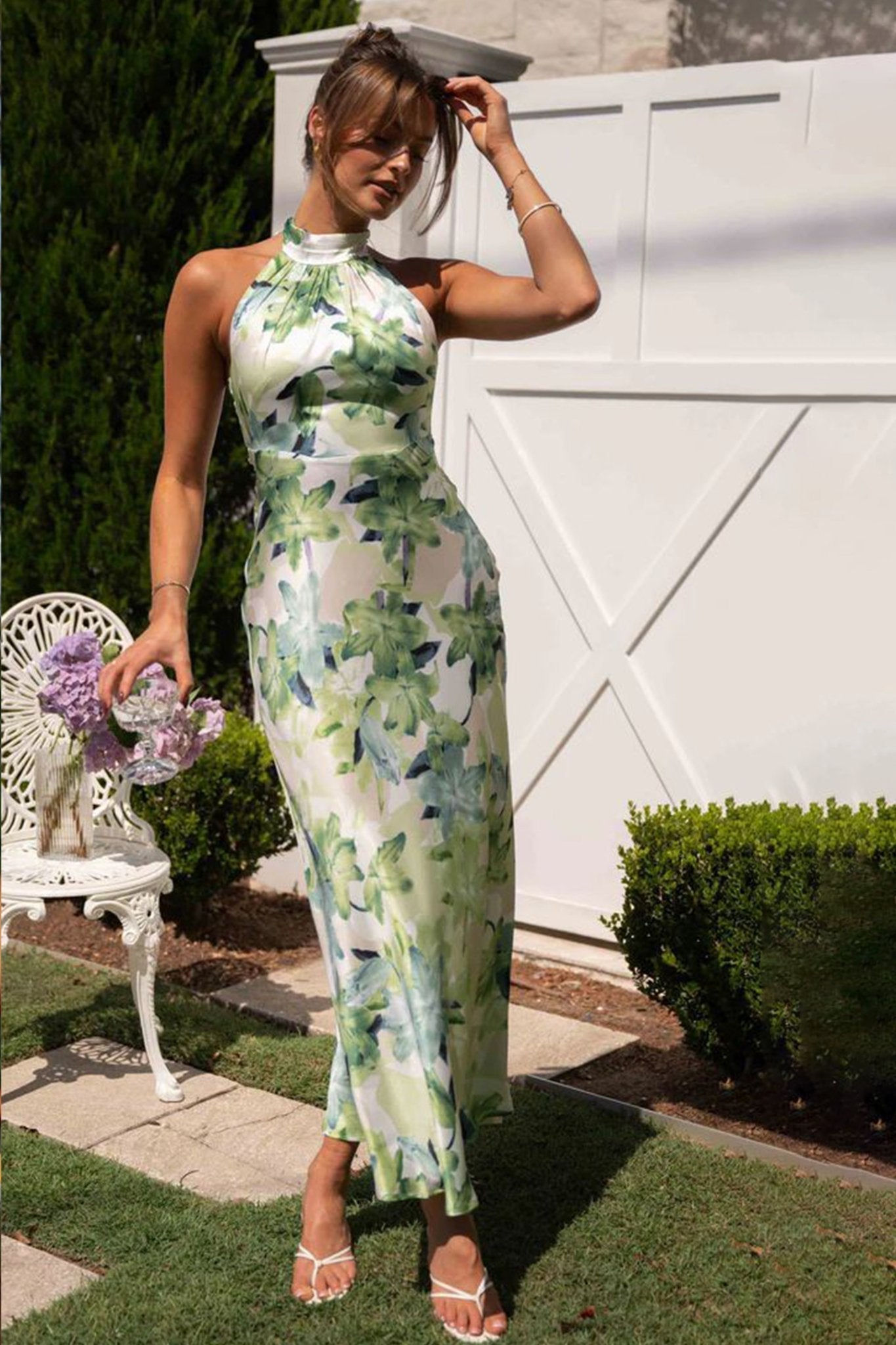 Vestito midi in raso stampato con scollo a halterneck e senza schiena