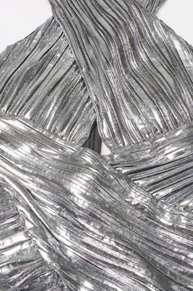 Abito lungo metallizzato con scollo a fascia e croce di Heloise
