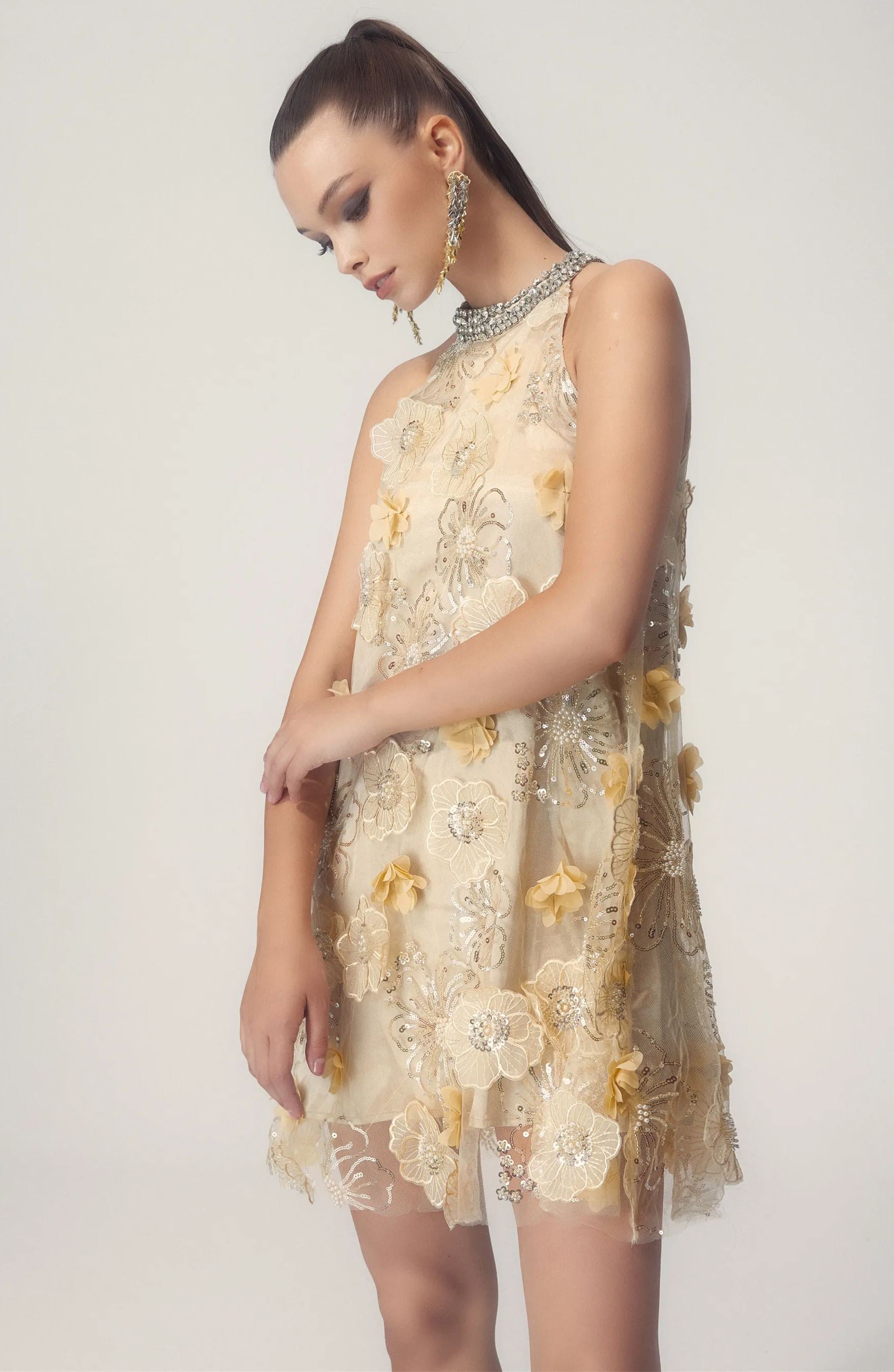 Vestito Mini con Increspature a Fiori e Sequin con Colletto a Base a Ella
