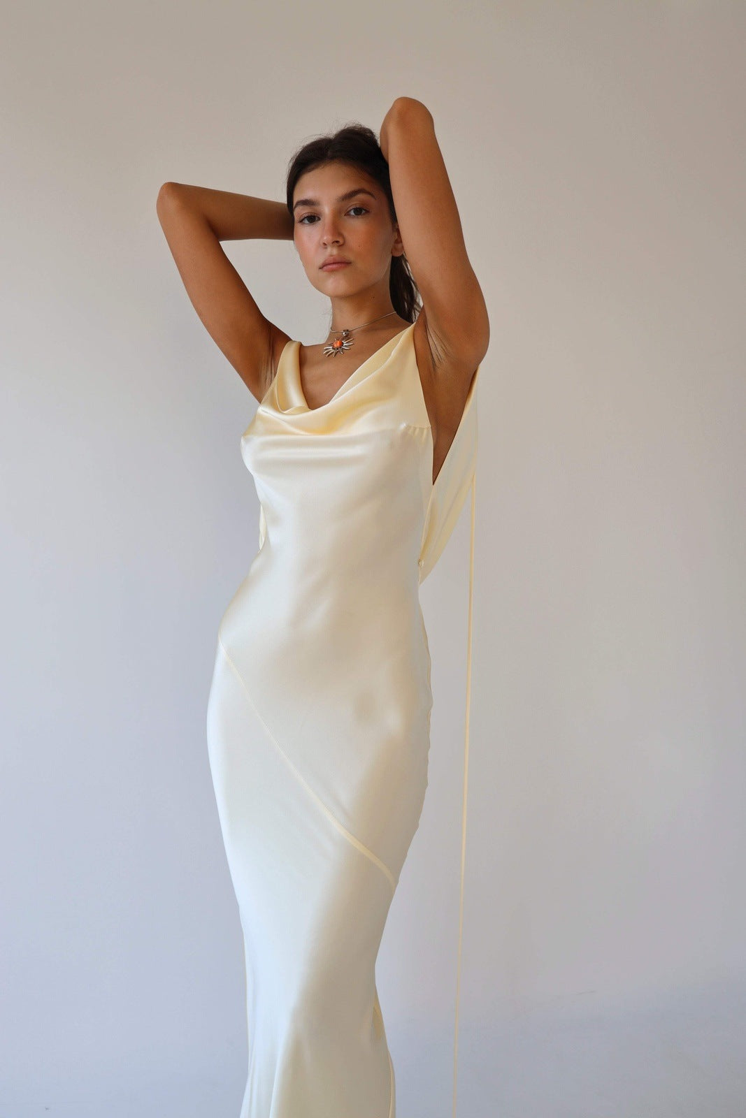 Vestito lungo in raso con spalle scoperte Persis Cowls