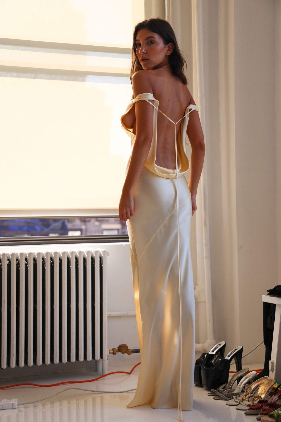 Vestito lungo in raso con spalle scoperte Persis Cowls