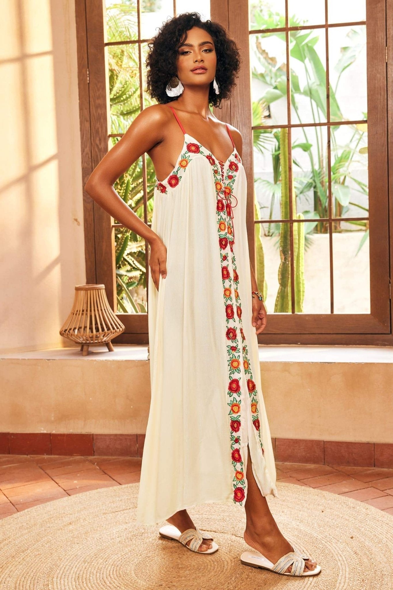 Vestito lungo stile slip con ricami floreali e scollo a V Mila
