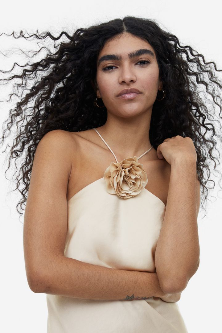 Vestito midi con scollo a collo alto rimovibile e fiore di Sia